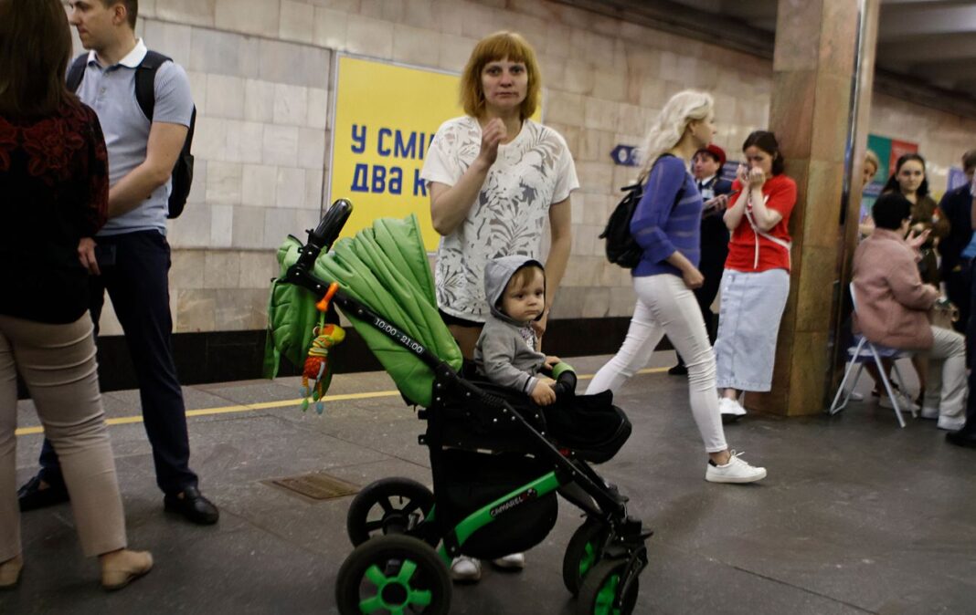 __ditina_metro_povitryana_trivoga_kiyiv_gettyimages_1494264672_f83162f13e23a8aac97b01cc9fbc8126_1300x820